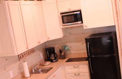 New Braunfels Cabin | Cozy Cabin near the Comal River-Cabin #6- Shabby Chic Theme. Walk to Wurstfest