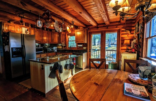 Pickens Cabin | Cozy Cabin Near Table Rock Nestled in Nature. Dog Friendly!