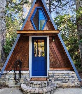 Bandon House | Cozy cabin on Laurel Lake