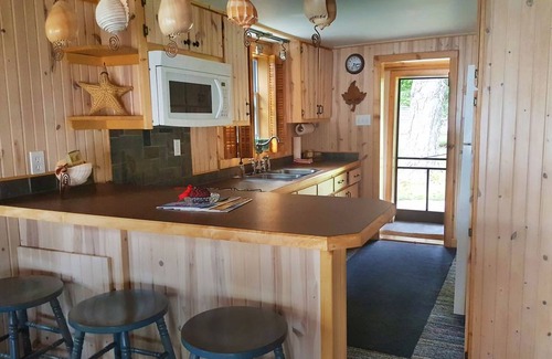 Levering House | Cozy Cabin on Paradise Lake