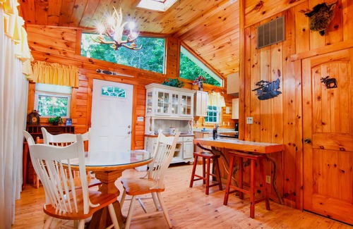 Blue Ridge Cabin | Cozy Cabin Retreat - Hot Tub, Fireplace & Fire Pit - Minutes from Blue Ridge