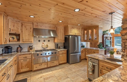 Bailey Creek Cabin | Cozy Cabin retreat located in the center of Bailey Creek Golf Course