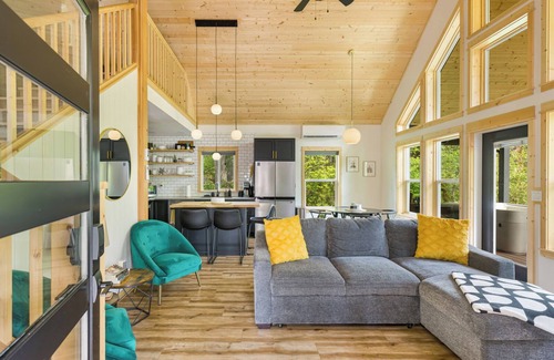 Paradise Estates Cabin | Cozy cabin retreat w/hot tub less than 5 mi to Mt Rainier NP