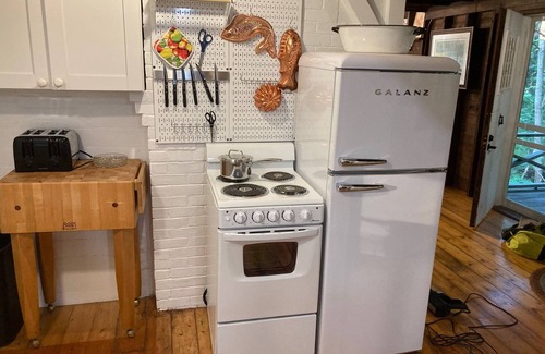 Cape Neddick Cabin | Cozy Cabin w/AC - Walk to Perkins Cove/Marginal Way/Ogunquit Beaches - Sleeps 6