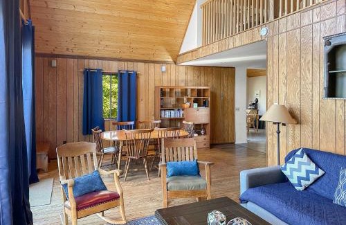 Berkeley Springs House | Cozy Cabin w Fire Pit, Hot Tub, Deck, & Pool Table