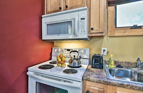 Weaverville Cabin | Cozy Cabin w/Hot Tub & Fireplace – 15 Mi to Asheville