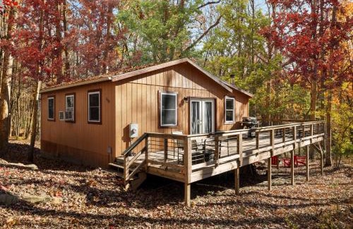 Lost River House | Cozy Cabin w Lake, Hot Tub, Huge Deck & Fire Pit