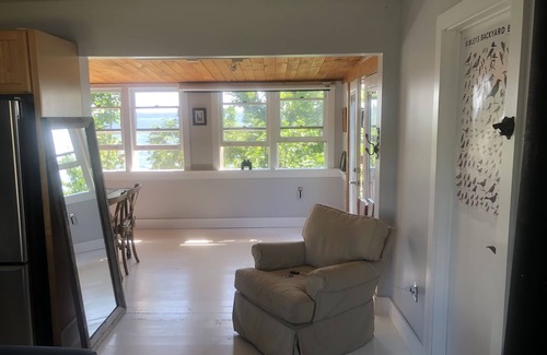 Town of Torrey House | Cozy Cabin With 165 Ft Beach and wood-fired hot tub! Center of FLX wine country!