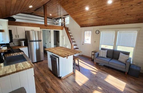 Lillington Cabin | Cozy cabin with AC and loft in charming Lillington