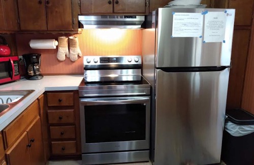 Mars Hill Cabin | Cozy cabin with hi-speed fiber optic. Dog friendly! 40 min to dtwn Asheville.