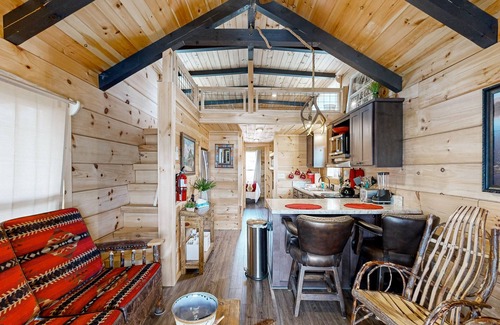 Valdez Cabin | Cozy cabin with incredible mountain & mesa views, WIFI, privacy & seclusion
