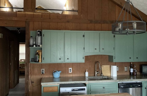 Nellysford Cabin | Cozy Cabin with private HOT TUB!