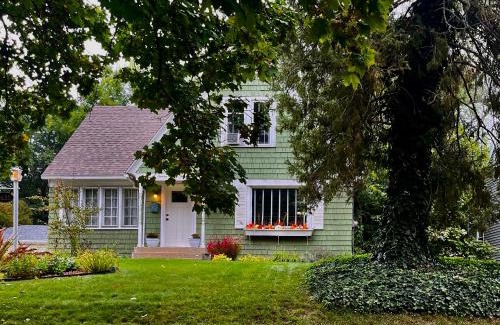 Westside Connection Villa | Cozy Cape Cod