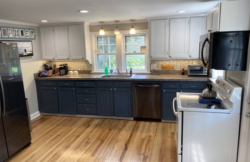 West Mystic House | Cozy Cape Escape - Walk to Downtown Mystic