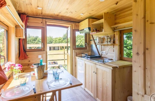 La Chapelle-Cecelin Apartment | Cozy caravan in nature with wifi and close to horses
