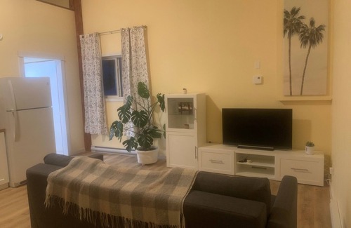 Smithers Cottage | Cozy Carriage Home with Hot Tub. Pet-Friendly!