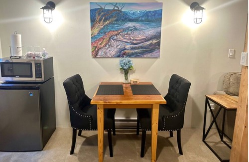 Colwood House | Cozy Cave Retreat. Pet Friendly.