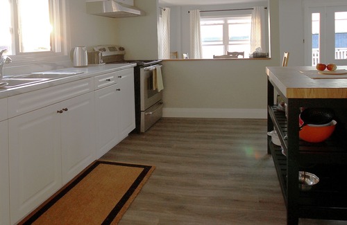 Dunsford Cottage | Cozy century cottage. Just steps from water