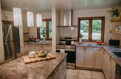 St-Adolphe-d'Howard Cottage | Cozy Chalet lake, hot tub and Stunning Views