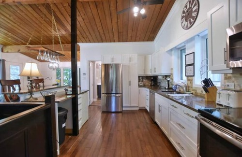The Blue Mountains Ski Chalet | Cozy chalet w/heated pool, hot tub, sauna 3 min dr. to the Blue Mountain village