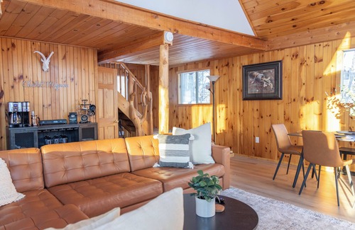 Bellaire Ski Chalet | Cozy Chalet w/HOT TUB just steps from Shanty Creek Resort