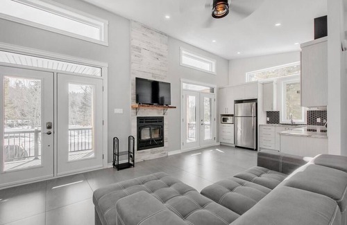 Chertsey Ski Chalet | Cozy Chalet w/Spa