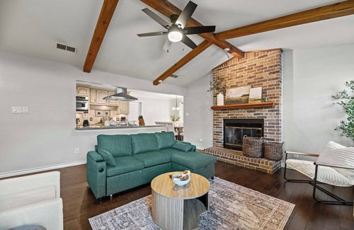 Denton House | Cozy & Charming l UNT/Downtown l Game Room l Parking l Large Yard