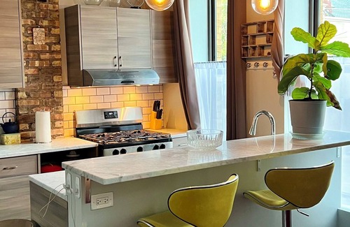 Pilsen Apartment | Cozy & Chic 2BR Loft on 18th St in Chicago