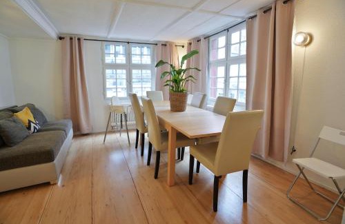 Vorstadte Apartment | Cozy City Center, 4 bedroom- 120sq, 5min walk to Main Station