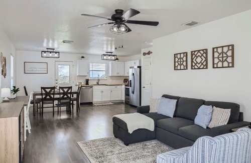 San Antonio House | Cozy & Clean 2BR w/views Lackland BMT Riverwalkn