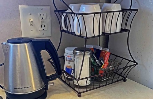 Madisonville Apartment | Cozy, clean and lovely 1 bedroom apartment with full kitchen. Pet friendly!