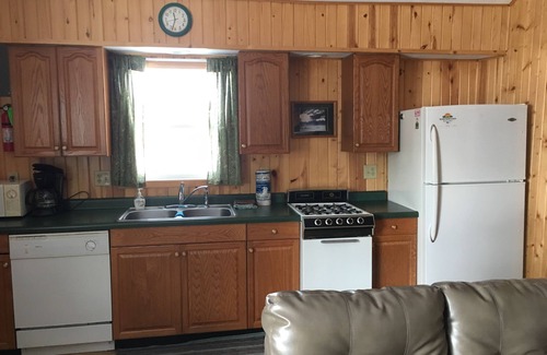 Au Train Cabin | Cozy, clean cabin! Snowmobile, Ice fishing, ice climb, Eben Ice caves! Parking