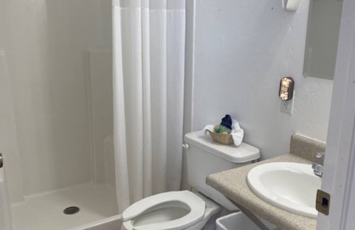 Glendo Hotel | Cozy & Clean Queen Room