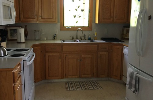 Council Bluffs House | Cozy, Clean & Quiet. Home in the Hills. Close to DT Omaha; Market; Zoo; Gardens
