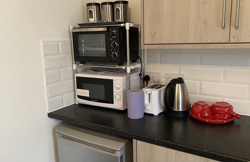 Westcliff-on-Sea Apartment | Cozy CLEAN studio near Southend Airport/Hospital