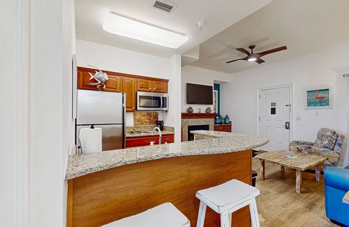 Sunnyside Condo | Cozy coastal condo with shared pool/hot tub, and beach access-dog friendly