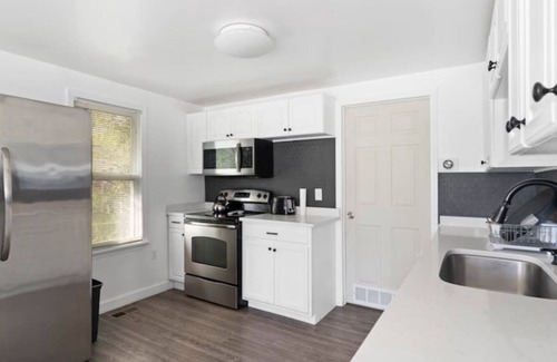 Southfield House | Cozy Cocoon w/ Vast Fenced Backyard in Southfield