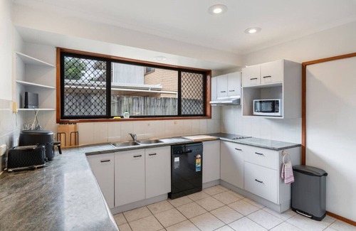 Robertson House | Cozy Comfort: 4BR near Malls and Transport!