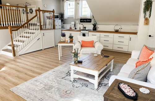 Higganum Apartment | Cozy Comforts! Country living at its finest - just 10 min to downtown Middletown