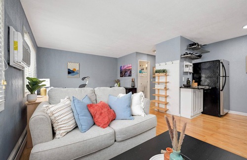 Lyn-Lake Apartment | Cozy Condo in Vibrant Location!