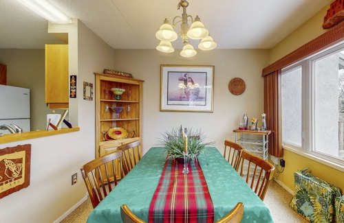 Warren Condo | Cozy Condo with 3 Pools, Sauna, Hot tubs, Tennis - Walk to Sugarbush Resort