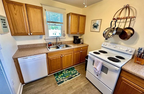 Sharps House | Cozy & Content River Retreat Beach Hot Tub & Games