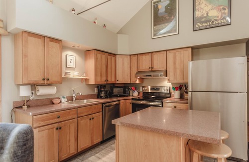 Union Pier House | Cozy Cottage, 1000 ft to beach, deck, grill, and gazebo!