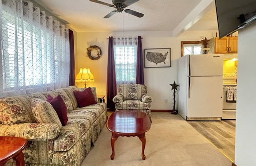 Cumberland House | Cozy Cottage 2 bedroom house one and half bathrooms Cumberland, Md with AC, WiFi
