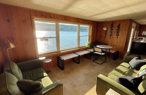 Dundee Cottage | Cozy cottage 3 steps away from the lake!