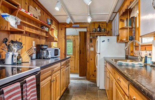 East Boothbay House | Cozy Cottage and Bunkhouse right at the Water's Edge