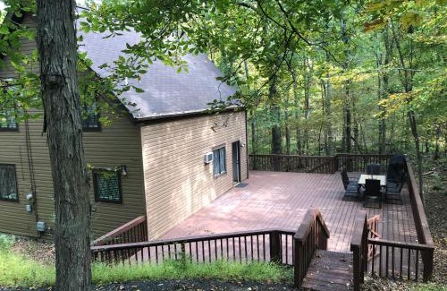 Bushkill Ski Chalet | Cozy Cottage at Saw Creek