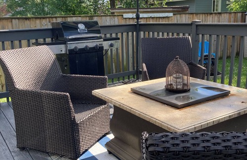 Crystal Beach House | Cozy Cottage Beach Retreat- Minutes to water, beach, USA border, Niagara Falls