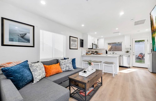 Thousand Oaks House | Cozy Cottage, Brand NEW, Private Yard, Walk to All