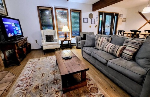 Briar Crest Woods Cabin | Cozy Cottage for Fam! Firepit, Woodstove, Games!